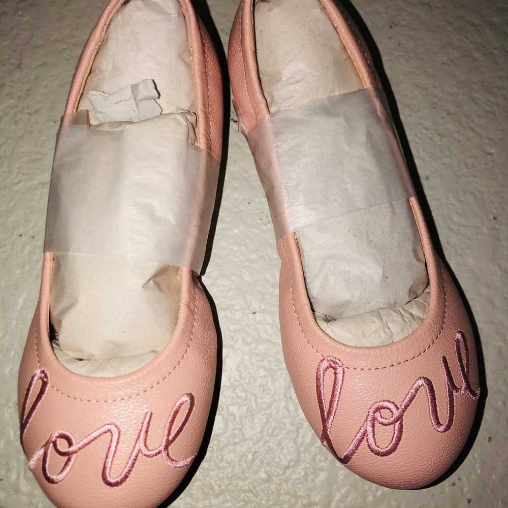 Ellen Degeneres Pink 'Love' Embroidered Kids Ballet Flats - Picture 2 of 11